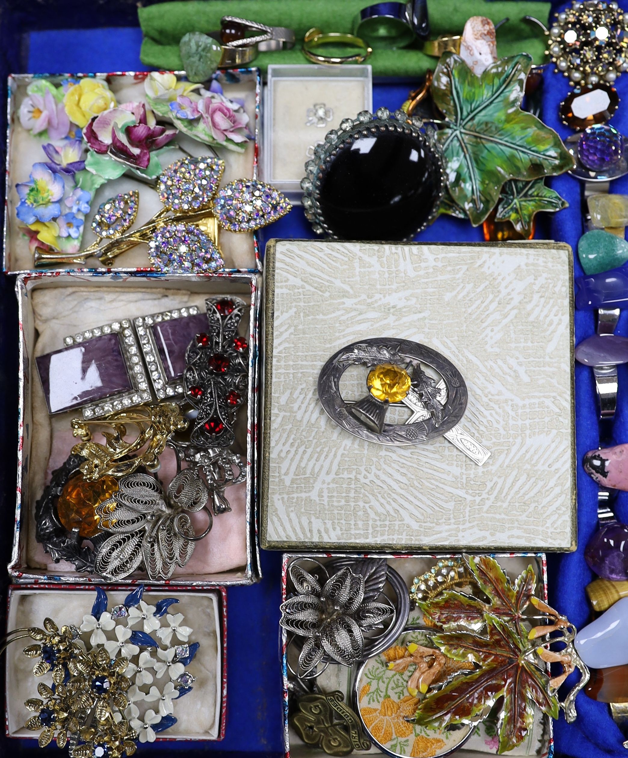 A quantity of assorted costume jewellery.